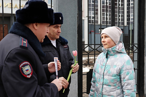 В Иванове участковые поздравили с 8 марта женщин со своего участка